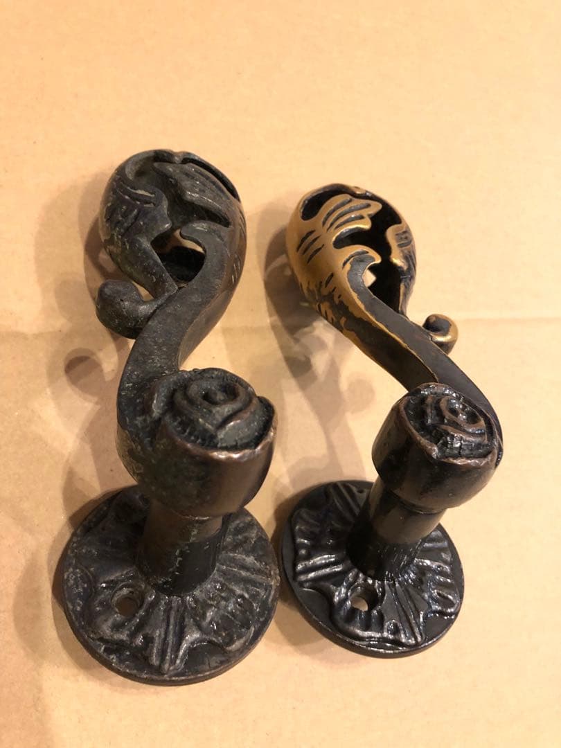 装飾的な金属製ドアハンドルセット　アンティーク　真鍮