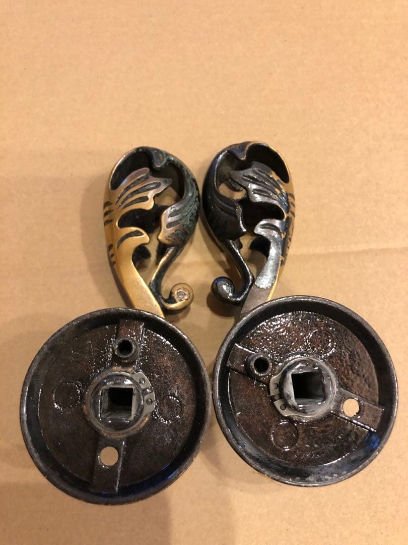 装飾的な金属製ドアハンドルセット　アンティーク　真鍮