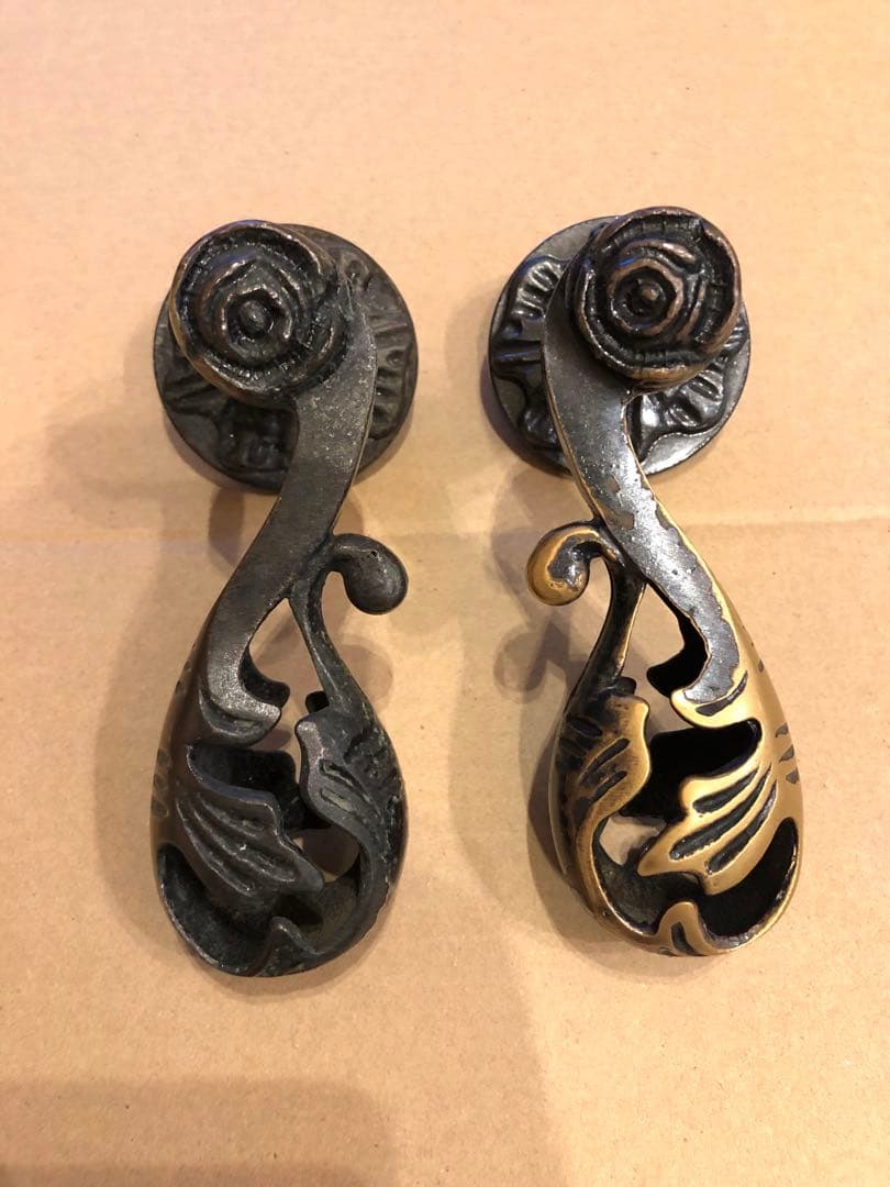 装飾的な金属製ドアハンドルセット　アンティーク　真鍮