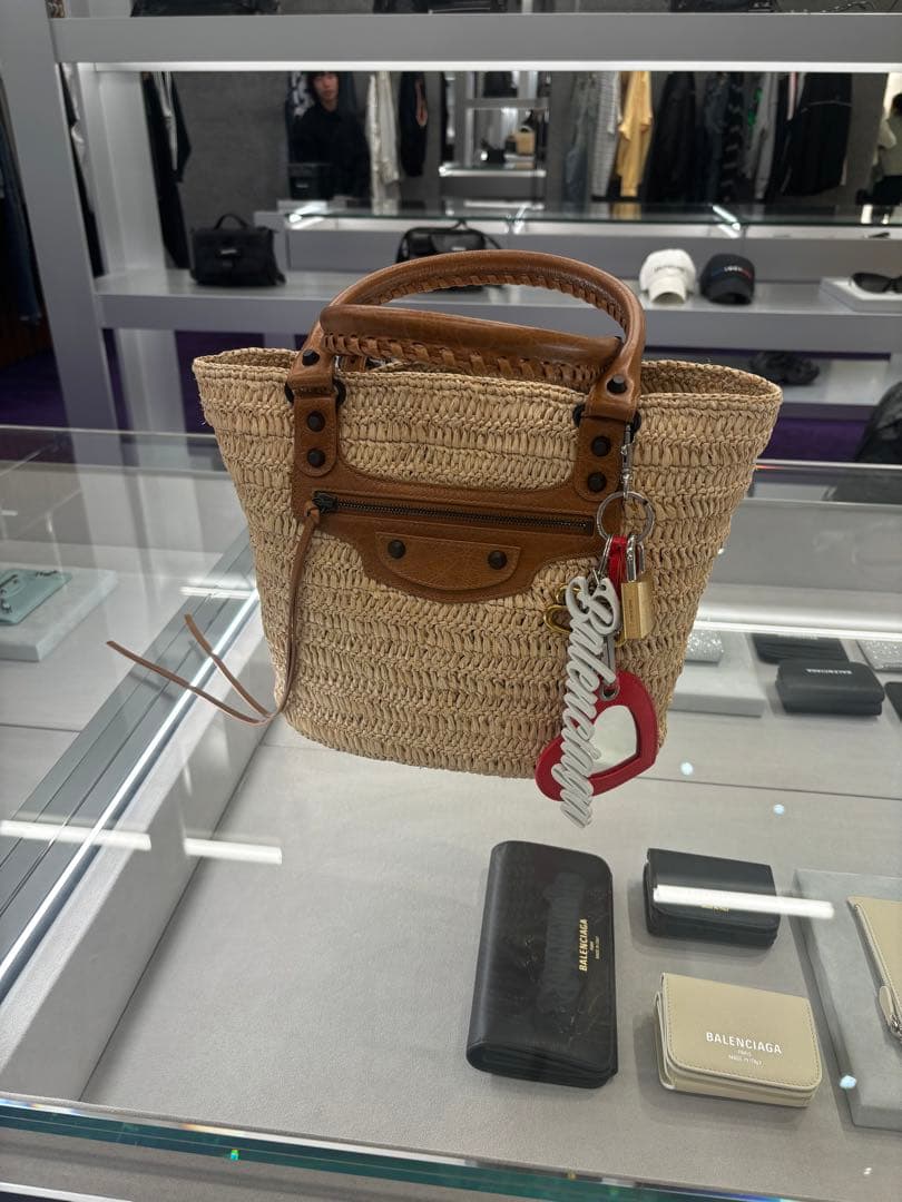 BALENCIAGA ハート型キーホルダー チャーム