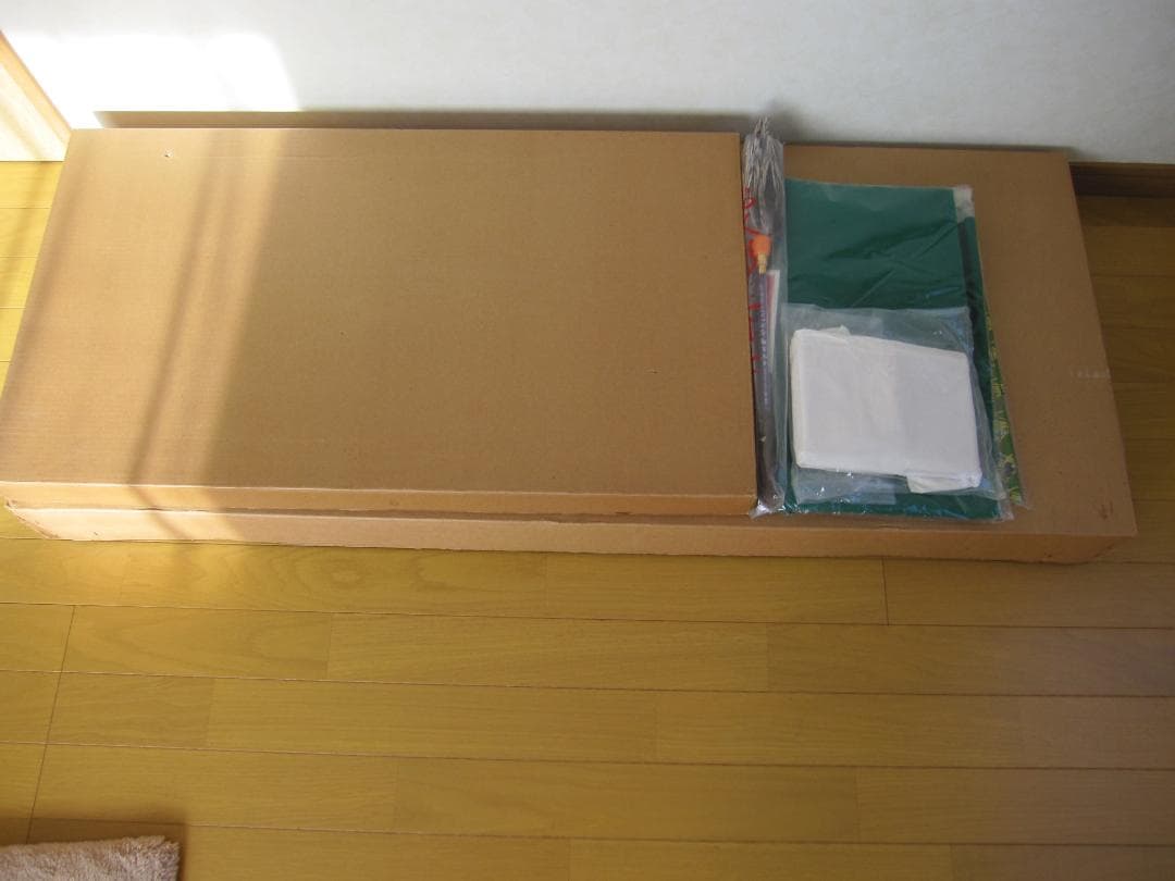 ①五月人形 （三月飾台、三日月、毛氈）