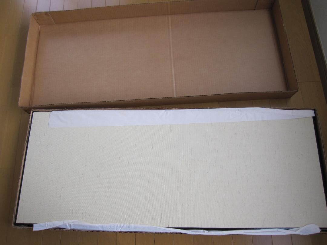 ①五月人形 （三月飾台、三日月、毛氈）