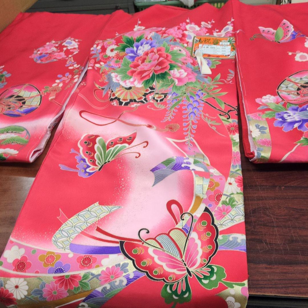 熨斗目赤い蝶と花柄の七五三着物 98cm表地正絹　未使用