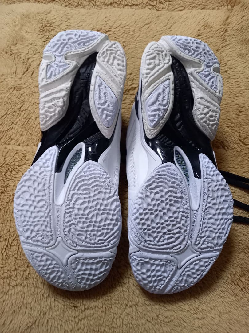 mizuno　バレーボールシューズ(ウエーブライトニングZ8)23.5cm