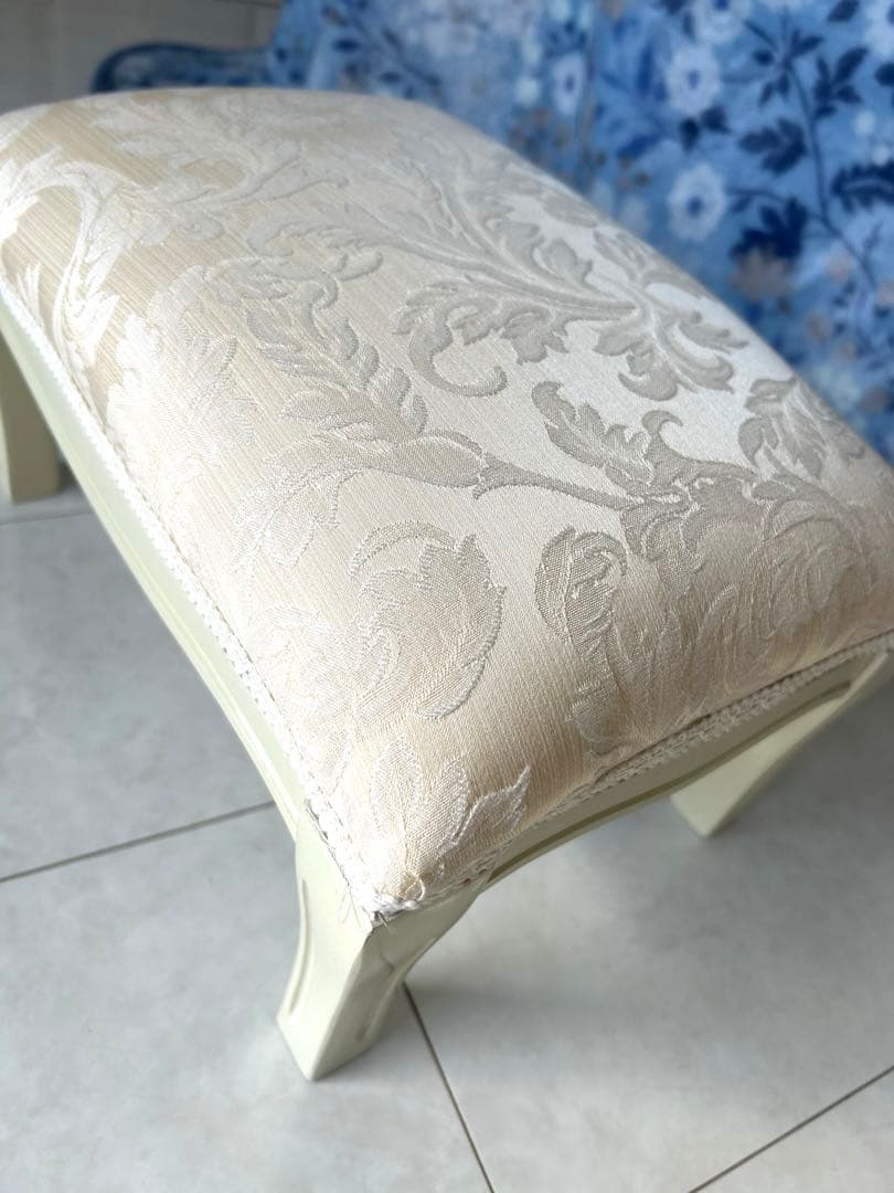 イタリアフットスツール　猫脚ホワイトベージュ　W34✖️D23.5✖️H20.5cm