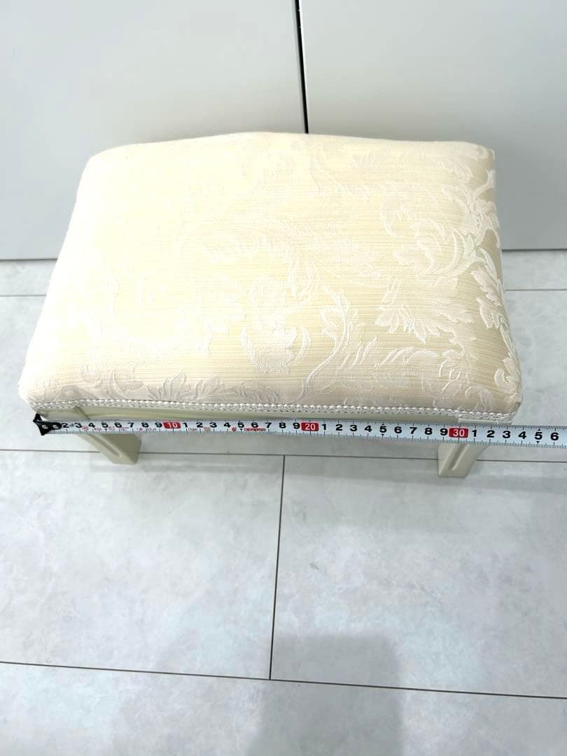 イタリアフットスツール　猫脚ホワイトベージュ　W34✖️D23.5✖️H20.5cm