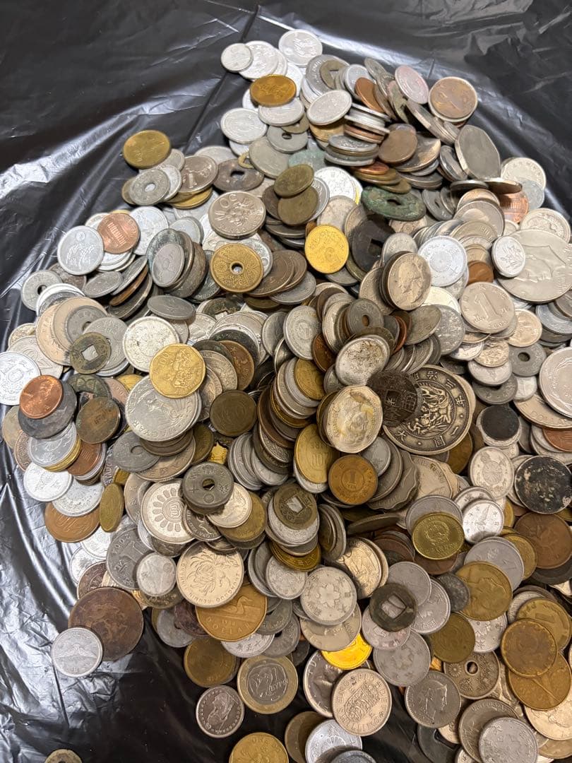 北*地様 日本の昔のお金と海外のお金（約4キロ）