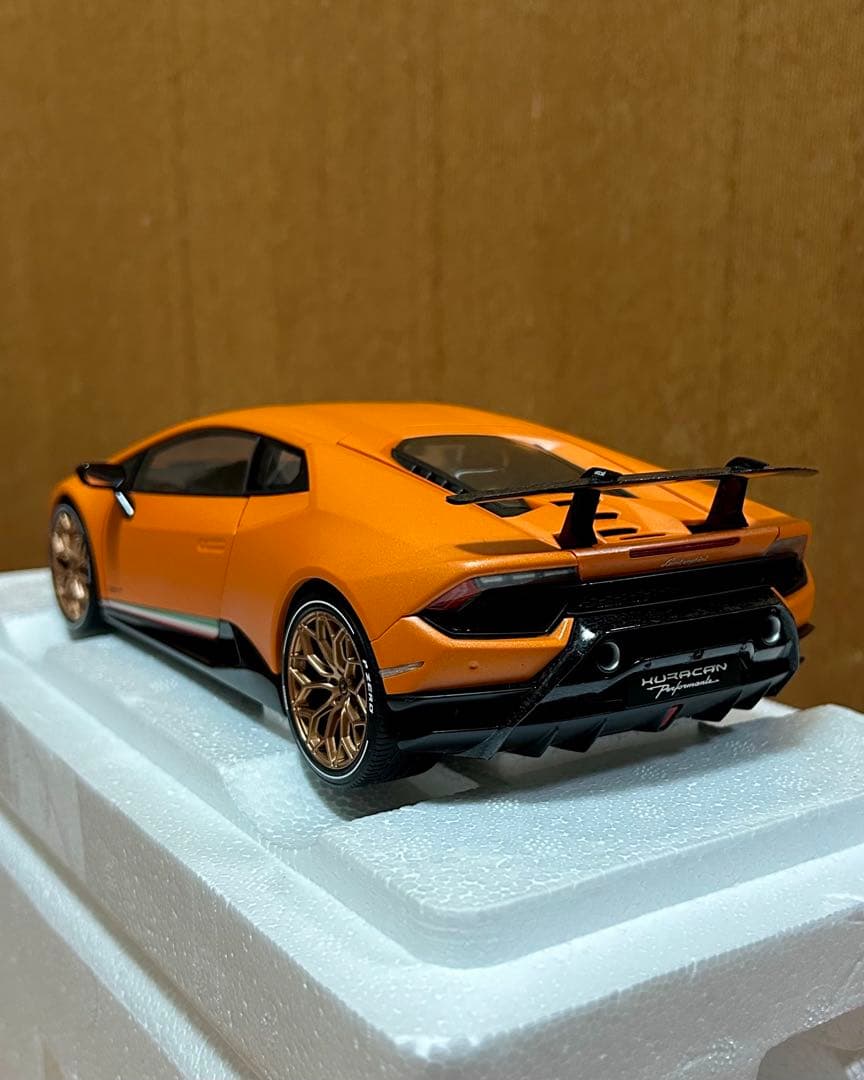 ま*う様 オートアート　ランボルギーニ　ウラカン 1/18スケール