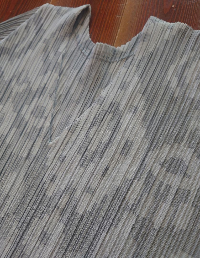 イッセイ・ミヤケプリーツプリーズ ジャガードピクセルVネック長袖ワンピースグレー