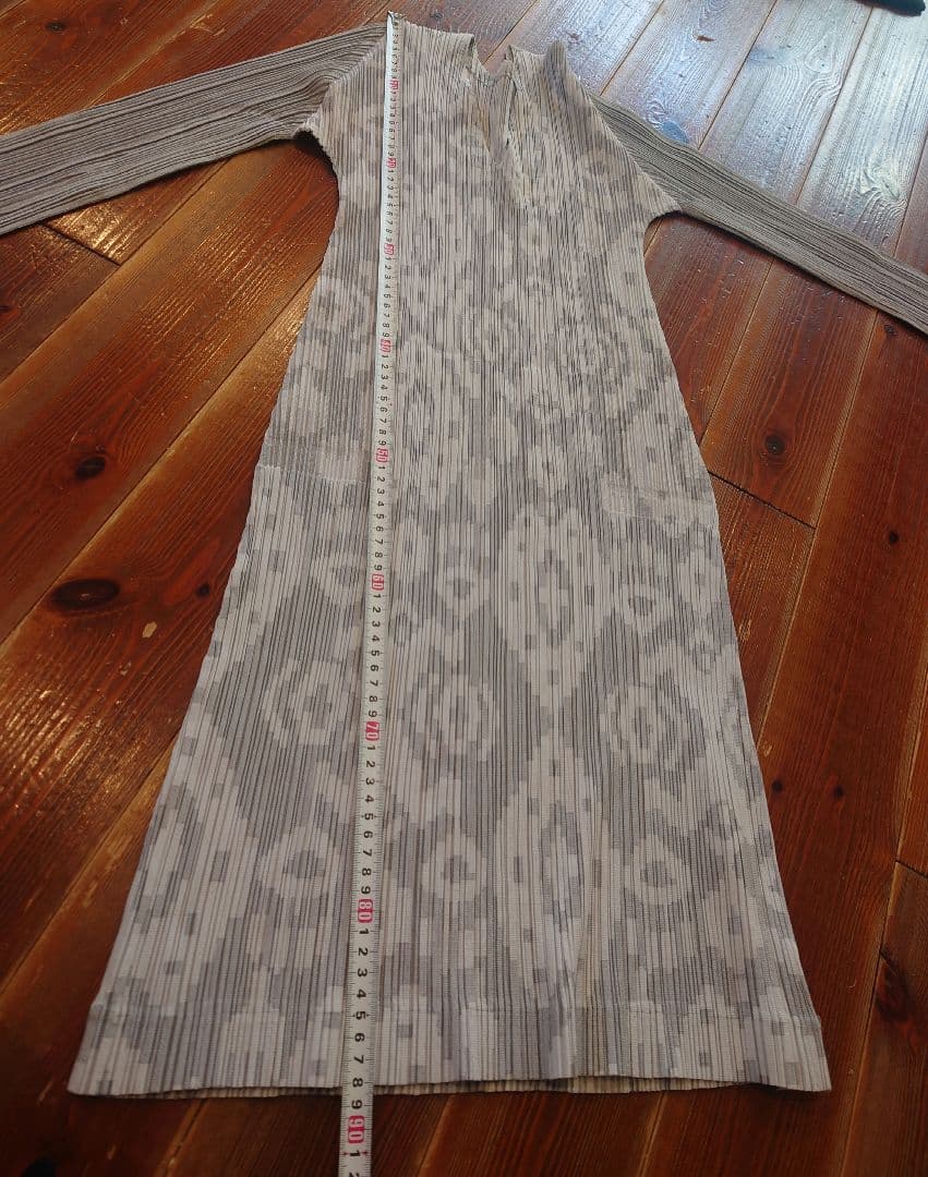 イッセイ・ミヤケプリーツプリーズ ジャガードピクセルVネック長袖ワンピースグレー