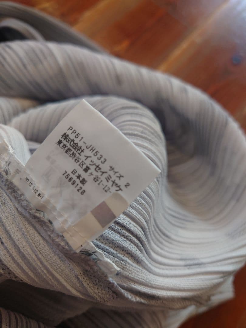 イッセイ・ミヤケプリーツプリーズ ジャガードピクセルVネック長袖ワンピースグレー