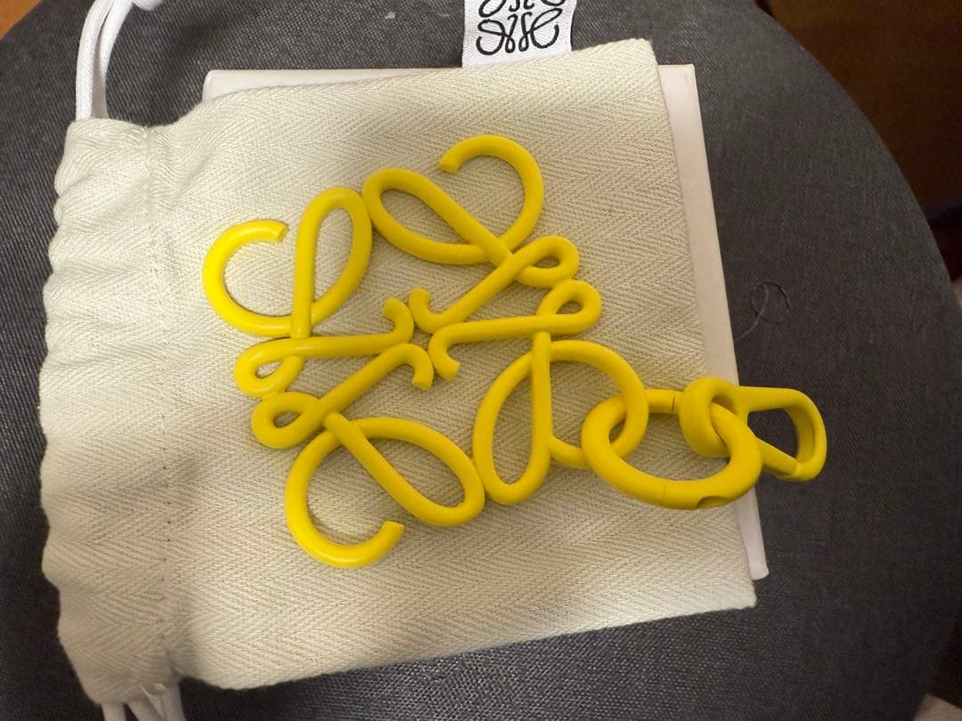 ア*ラ様 LOEWE イエロー キーホルダー バッグチャーム