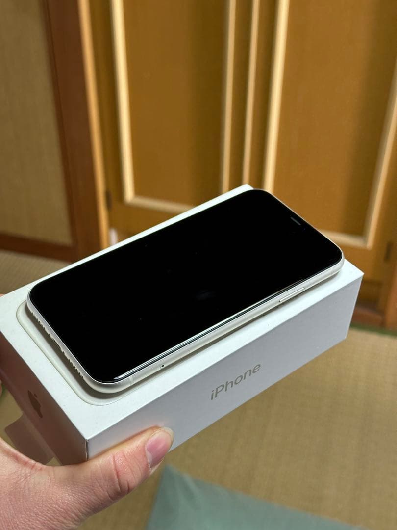 iPhone 11 64GB ホワイト SIMフリー バッテリー81% ケース付