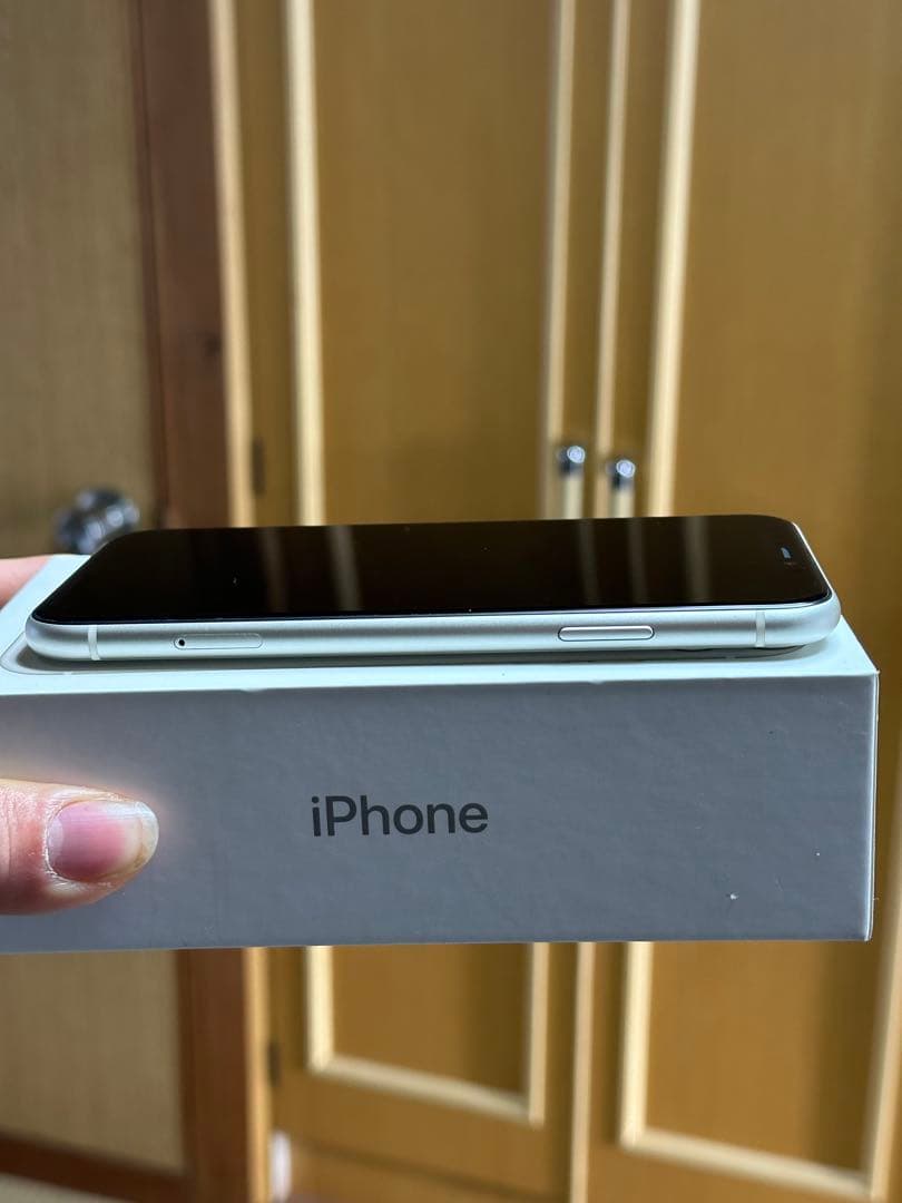 iPhone 11 64GB ホワイト SIMフリー バッテリー81% ケース付