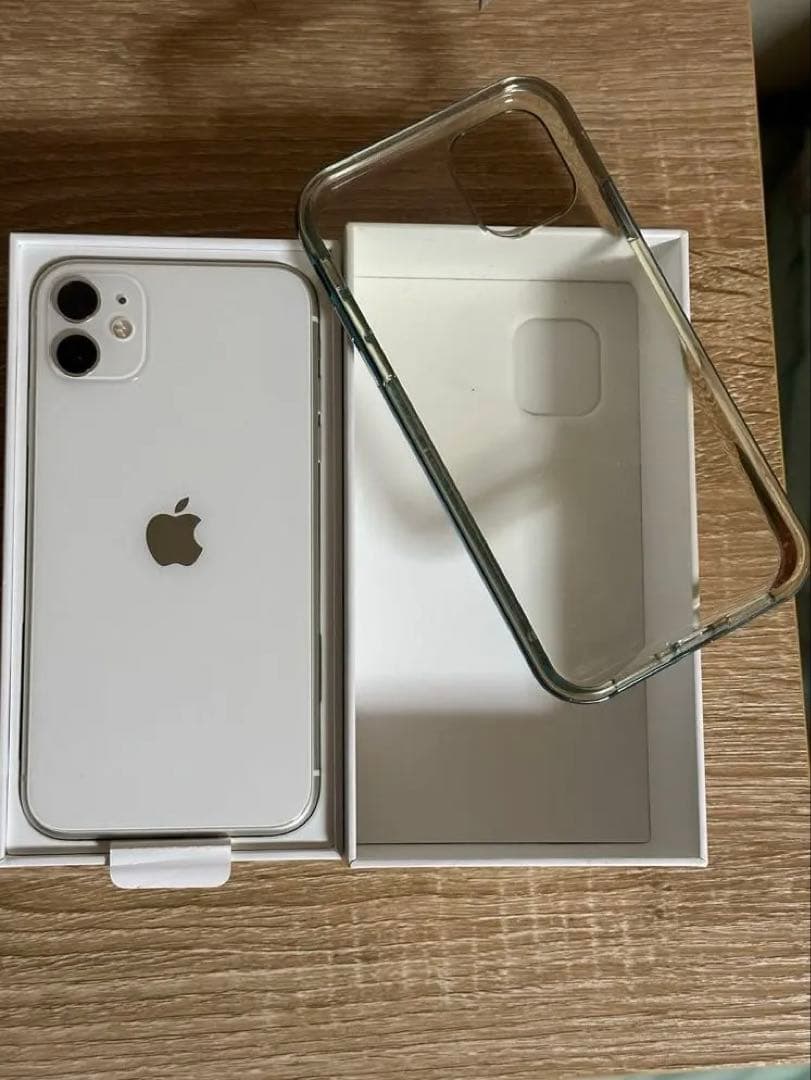 iPhone 11 64GB ホワイト SIMフリー バッテリー81% ケース付