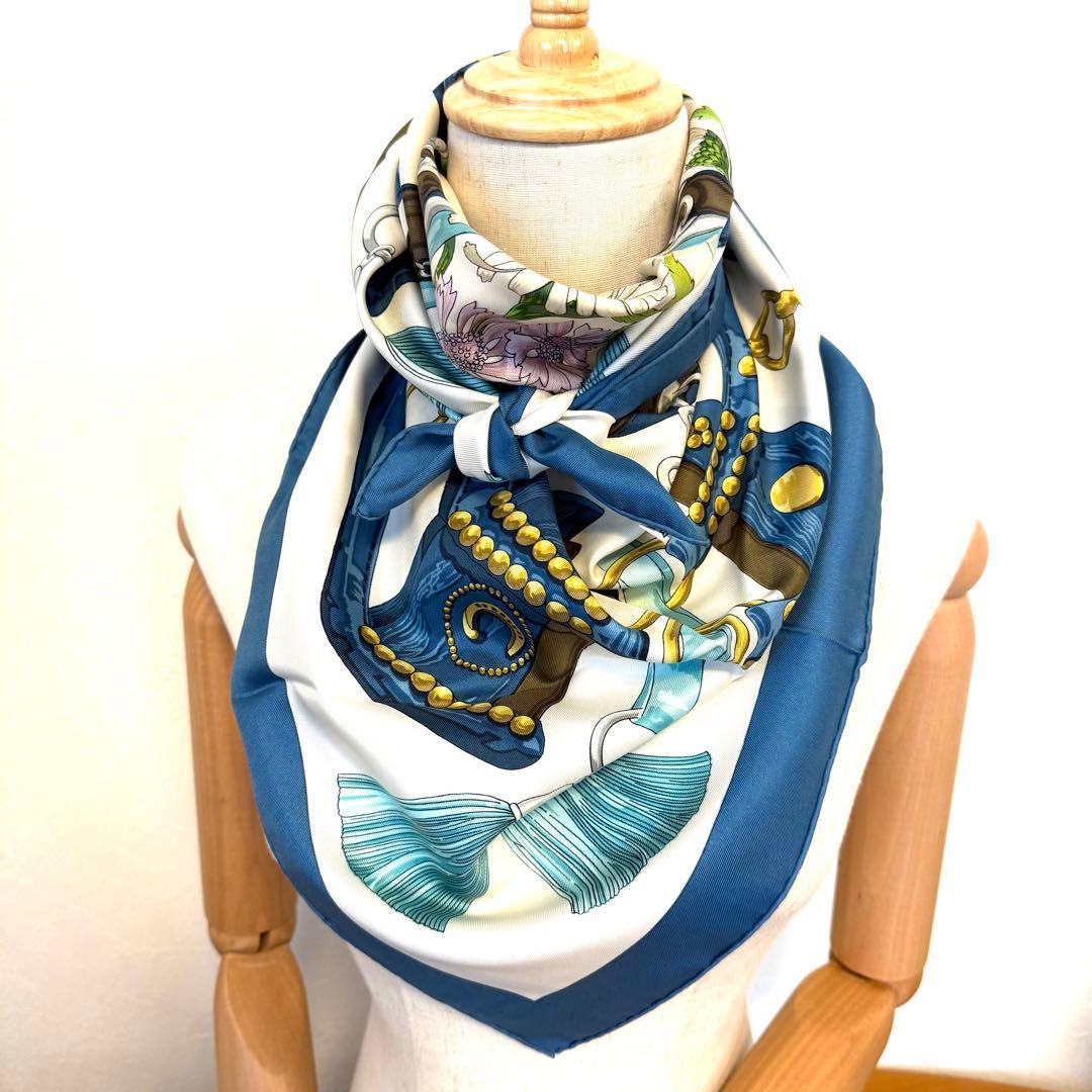 HERMES エルメス　カレ90 シルクスカーフ 「aux champs」ブルー