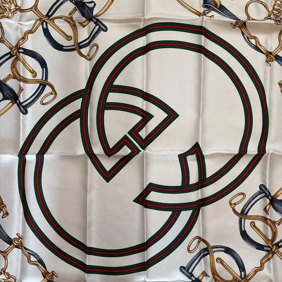 GUCCI シルクスカーフ ロゴ入り