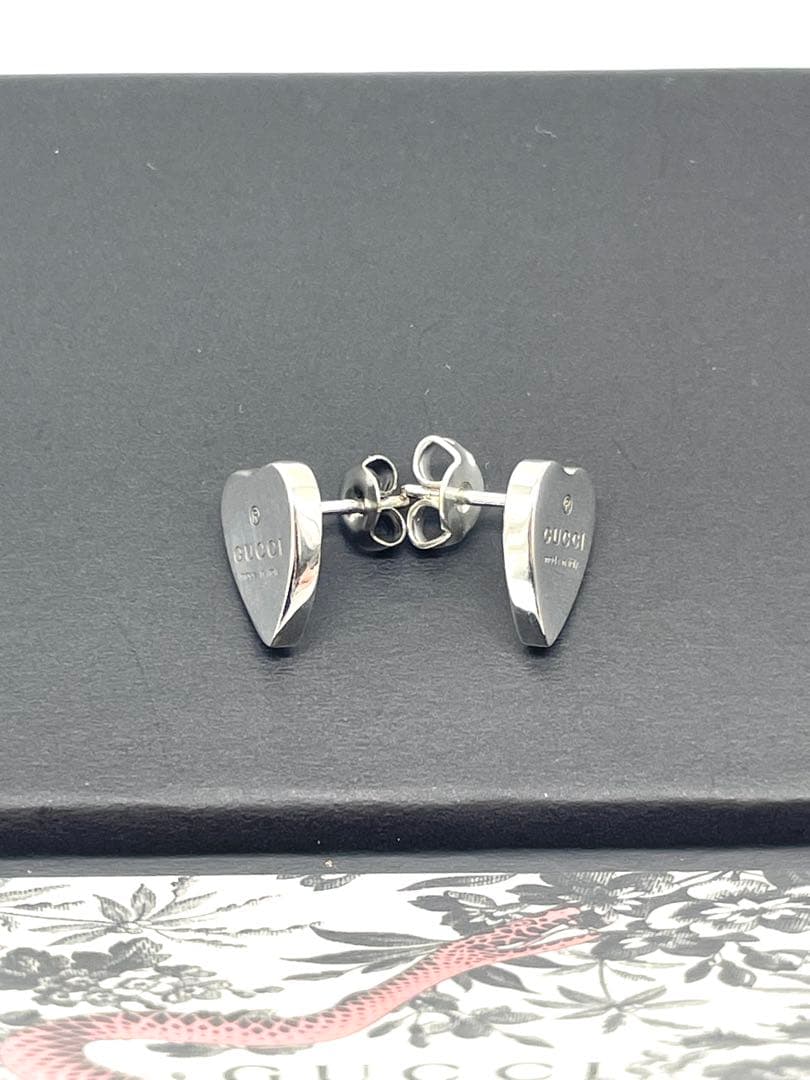 美品✨グッチ 刻印入り シルバー ハート ピアス 箱・袋付き アクセサリー