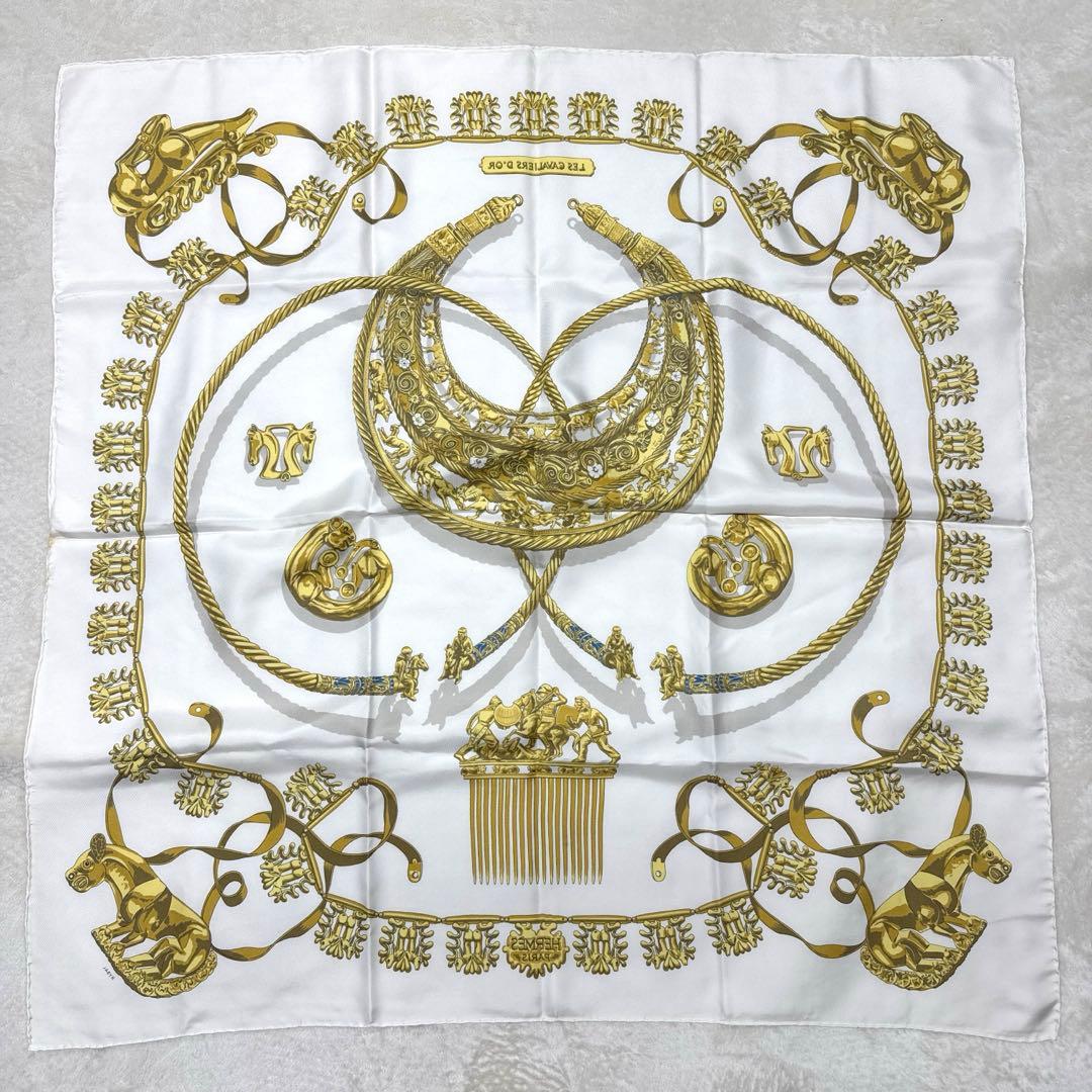 エルメス　カレ90 スカーフCavaliers d'Or　黄金の騎士 ホワイト