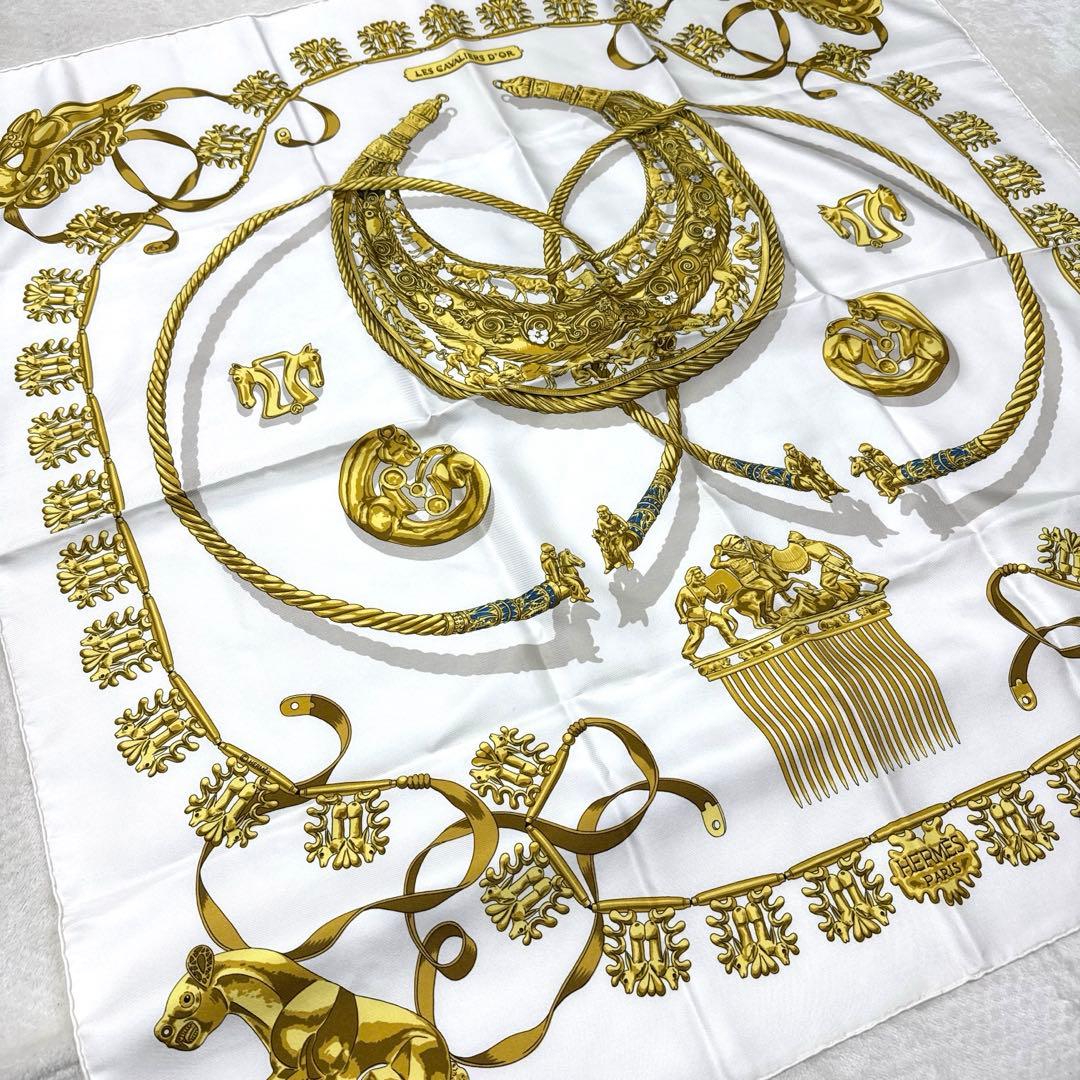 エルメス　カレ90 スカーフCavaliers d'Or　黄金の騎士 ホワイト