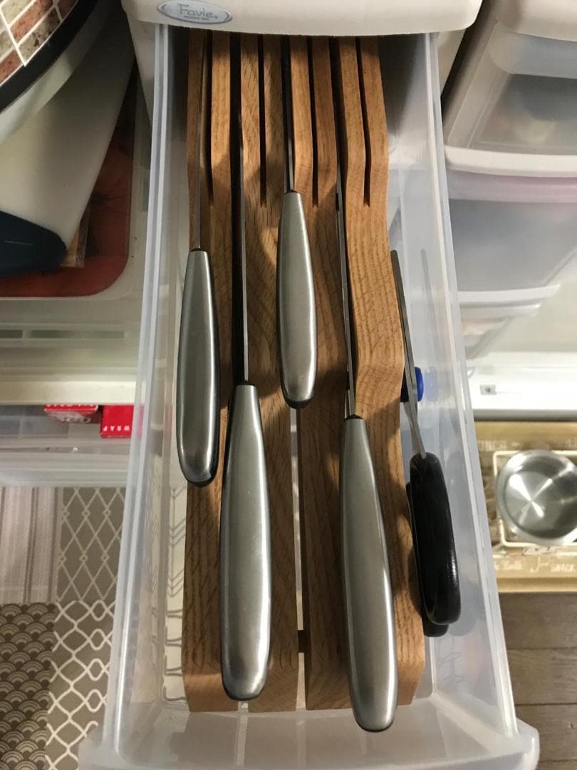 7本収納可能な包丁立て、木製と滑り止め付きのキッチン収納アイテム