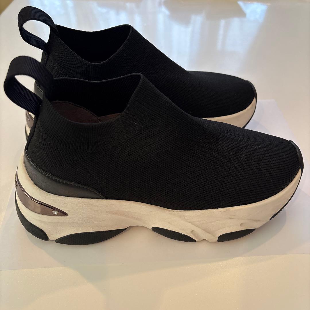 プラスダイアナ　【撥水加工】軽量ニットソックススニーカー （黒生地）　21.5