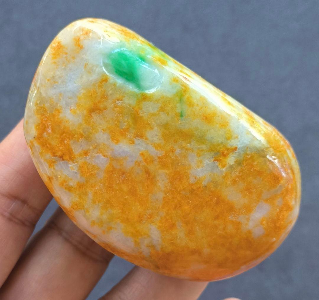 ミャンマー産本翡翠（ジェダイト）の原石（194ｇ）