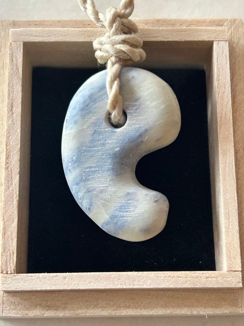 【神話の石】フェアリースキンサファイア特大勾玉　精麻より紐ネックレス