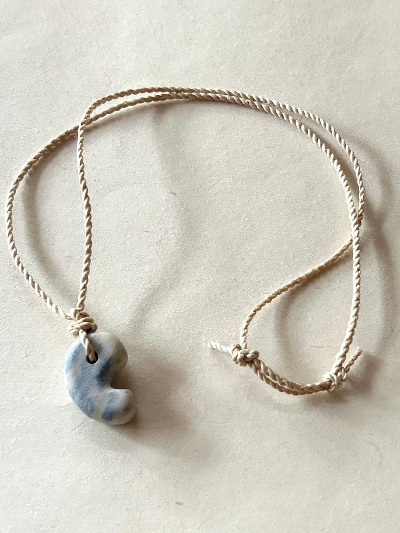 【神話の石】フェアリースキンサファイア特大勾玉　精麻より紐ネックレス