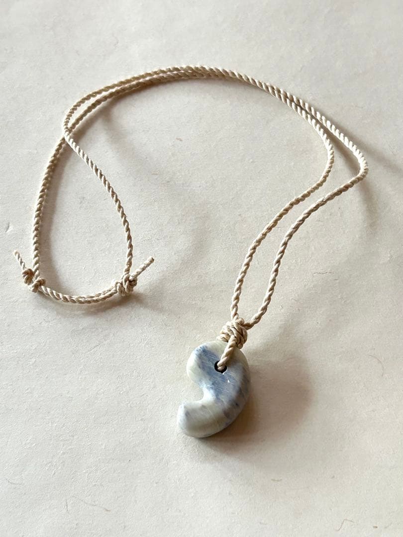 【神話の石】フェアリースキンサファイア特大勾玉　精麻より紐ネックレス