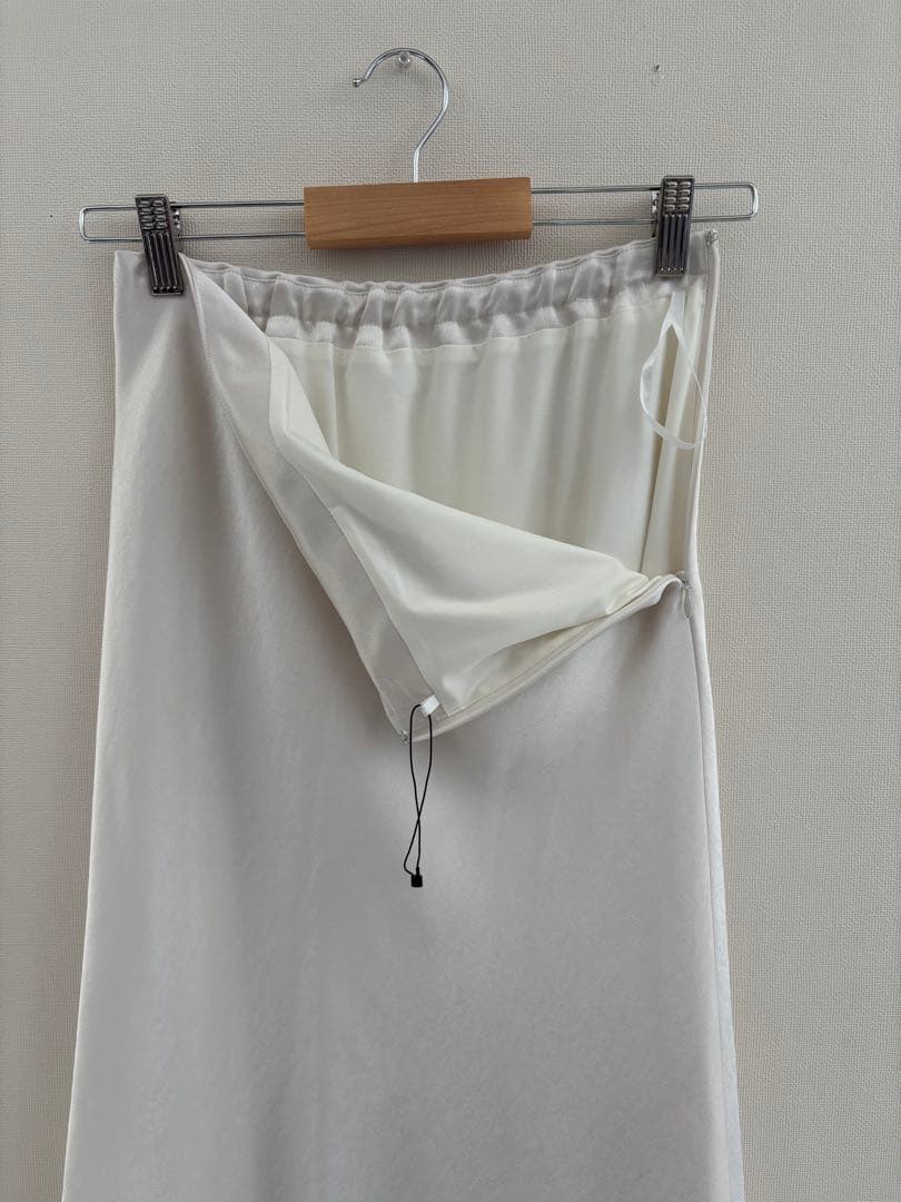 極美品　アニュアンス　サテンバイアスナロースカート　アイボリー　M