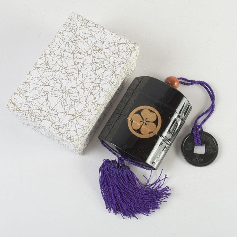 時代提げ物　黒漆　丸に片喰蒔絵　印籠　薬入　根付　緒締め玉　C　9446