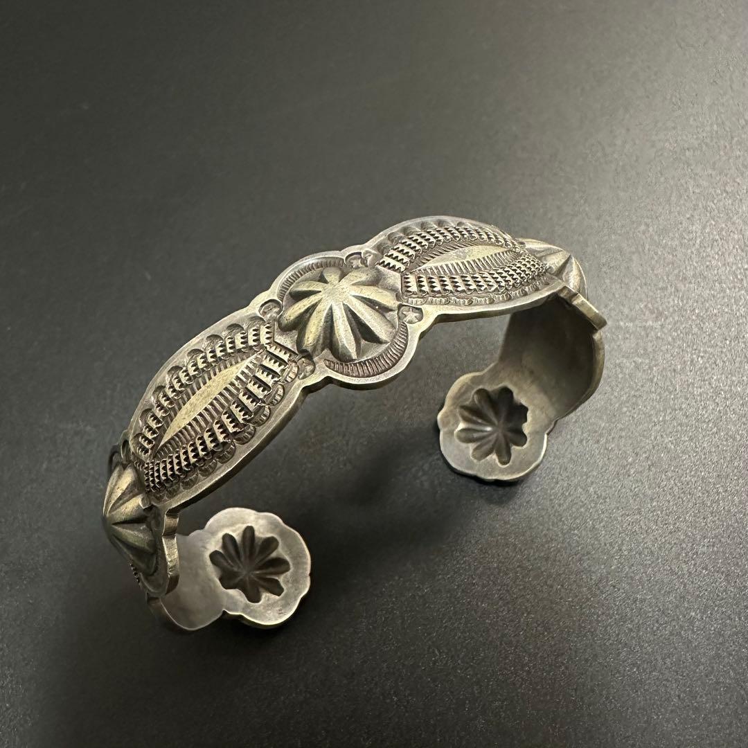 Navajo Gary Reeves 5連コンチョ スタンプワーク バングル