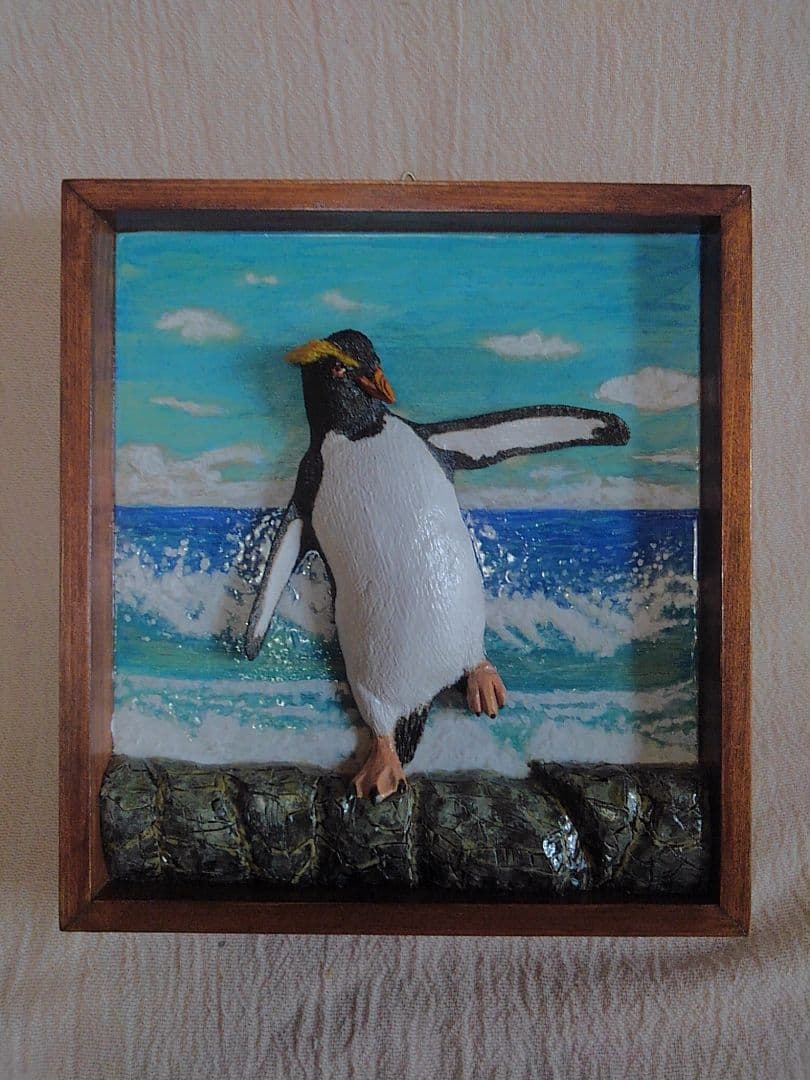 木彫りのミナミイワトビペンギンの3D壁掛け