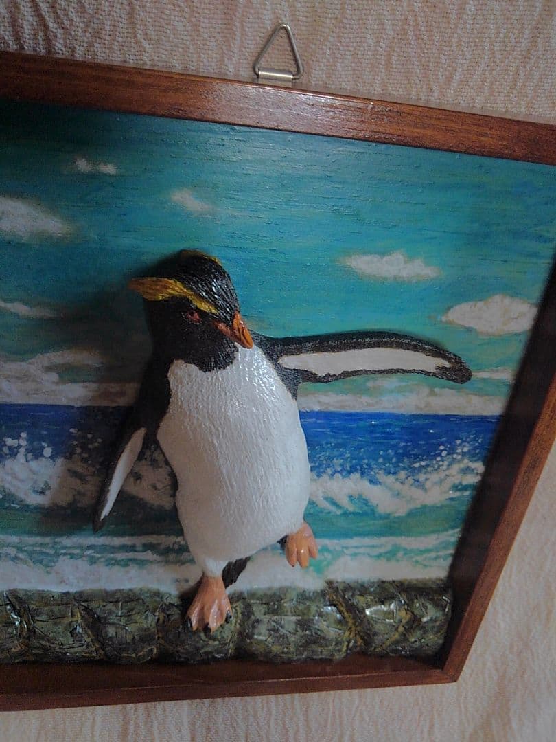 木彫りのミナミイワトビペンギンの3D壁掛け