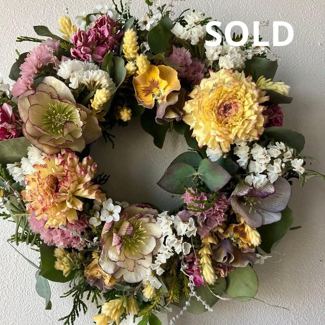 クリスマスローズとラナンキュラスの春のお花リース　ビオラ　ユキヤナギ　母の日