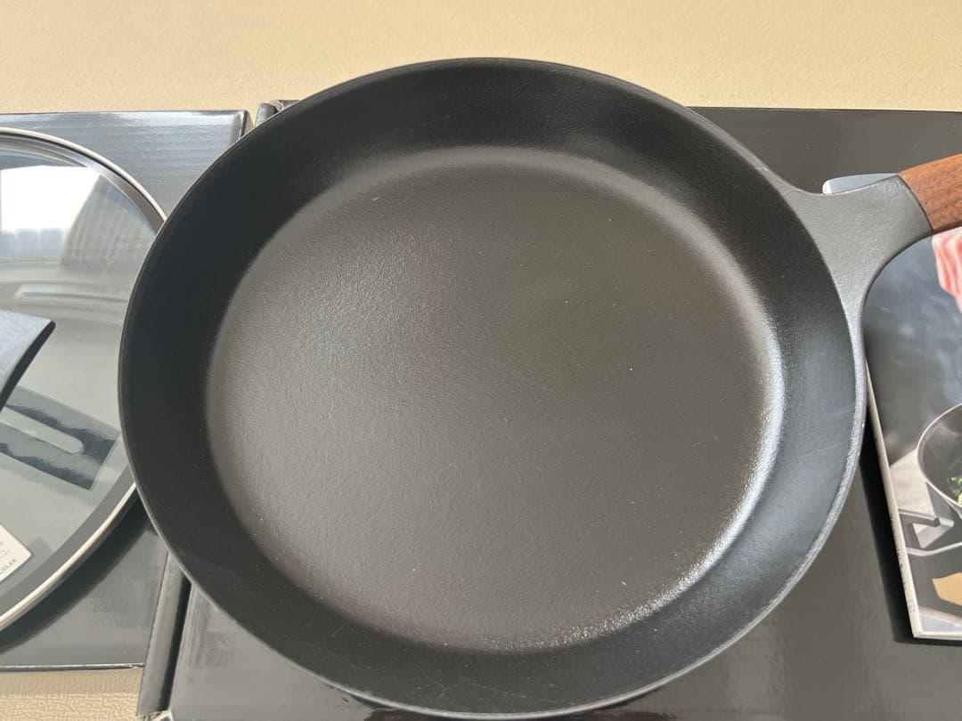 バーミキュラフライパン　ウォールナット28センチ（フタ付）