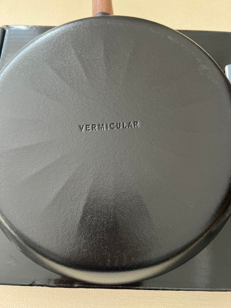 バーミキュラフライパン　ウォールナット28センチ（フタ付）