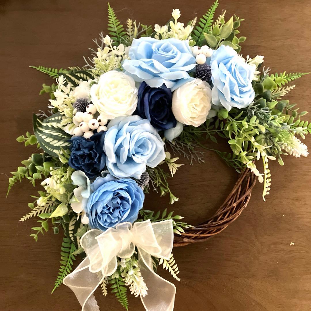 キリンです。ロイヤルブルーポインセチアとローズのクリスマスリース他2点