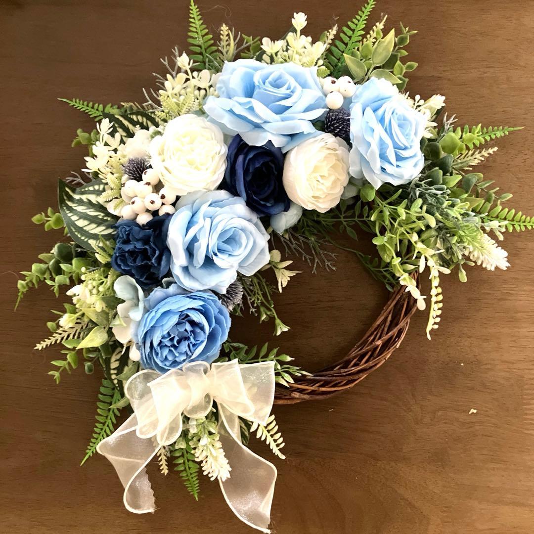 キリンです。ロイヤルブルーポインセチアとローズのクリスマスリース他2点