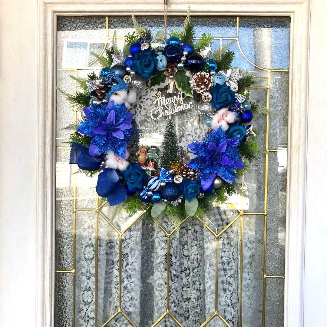 キリンです。ロイヤルブルーポインセチアとローズのクリスマスリース他2点