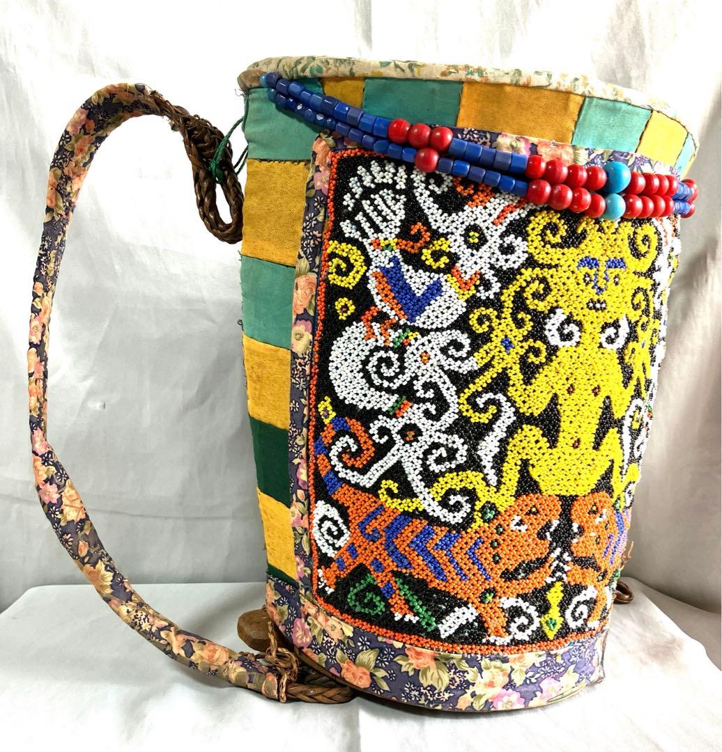 カリマンタン島ダヤック族ロタン編ビーズ飾り付き赤ちゃん背負籠　　　　　　貴重