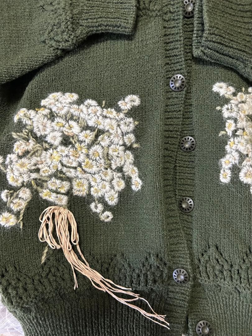 たんぽぽの刺繍付きダークグリーン カーディガン