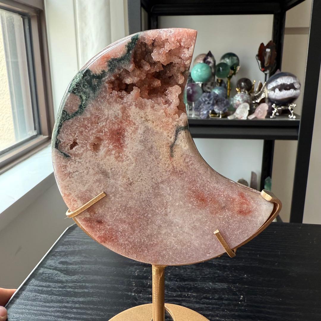 天然石ピンクアメジストの月　置物　台座付きNO.070111