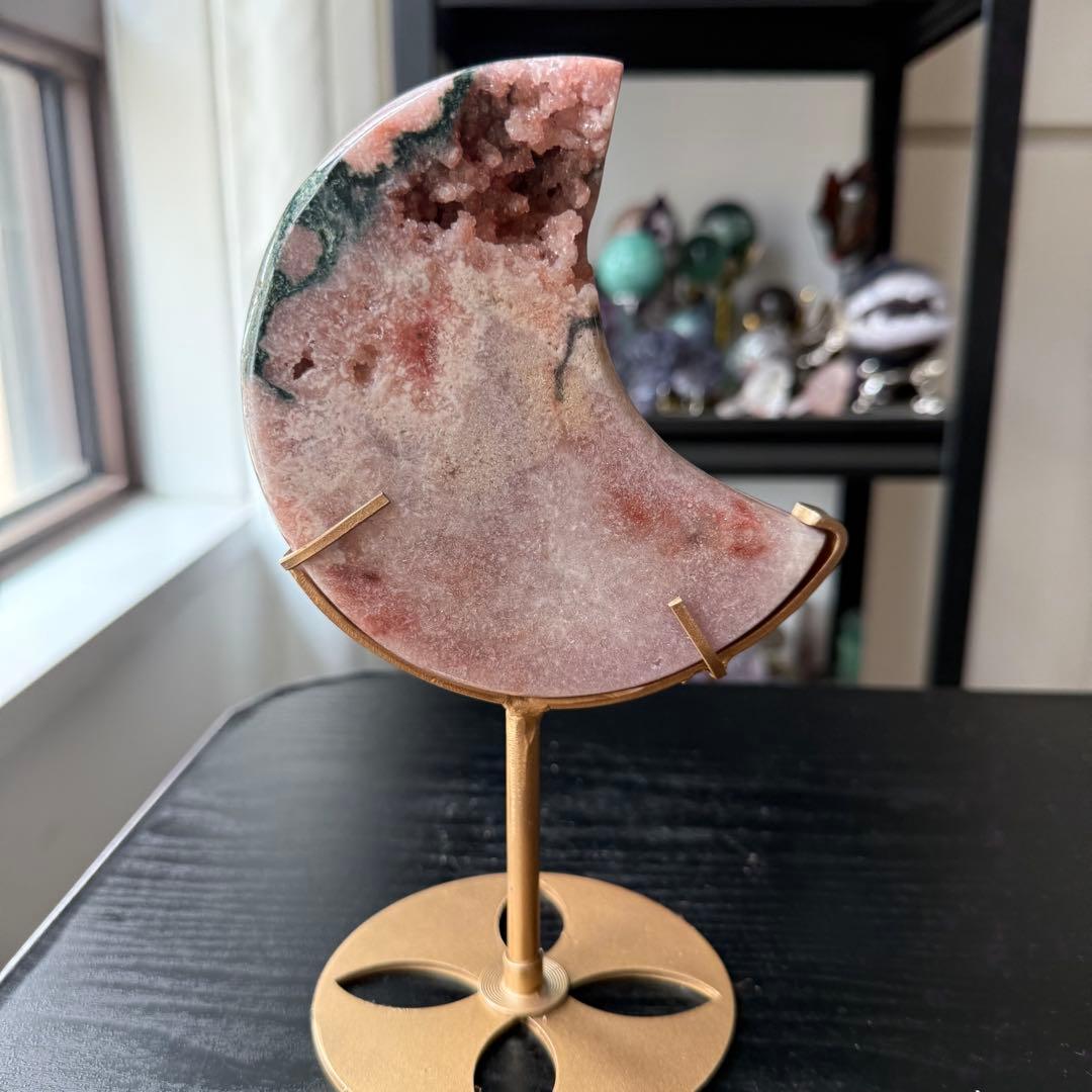 天然石ピンクアメジストの月　置物　台座付きNO.070111