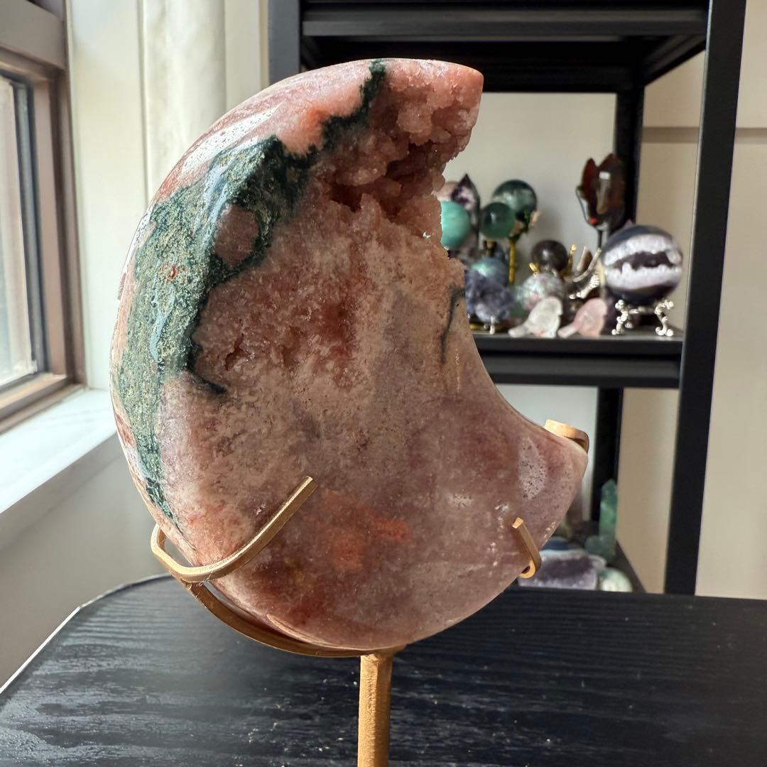 天然石ピンクアメジストの月　置物　台座付きNO.070111