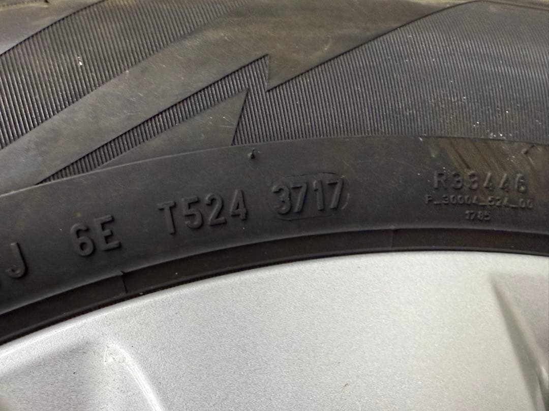 60ハリアー 純正 17インチ 225/65 R17 スタッドレスタイヤ