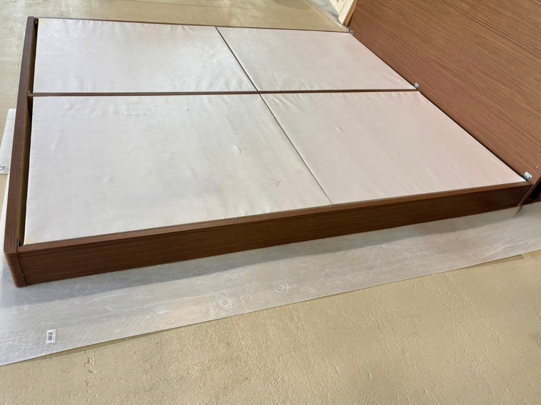 【現地引取OK】ブラウン木製クイーンベッド(マットレス付き)