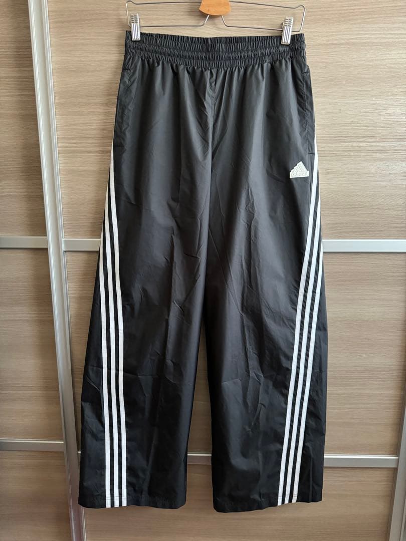 adidas スリーストライプ　ナイロンワイドパンツ