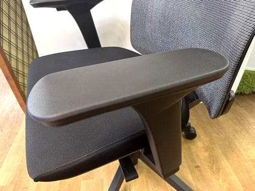 J【中古品】イトーキ サリダチェア YL8 可動肘付 YL8-SGBL-AEL